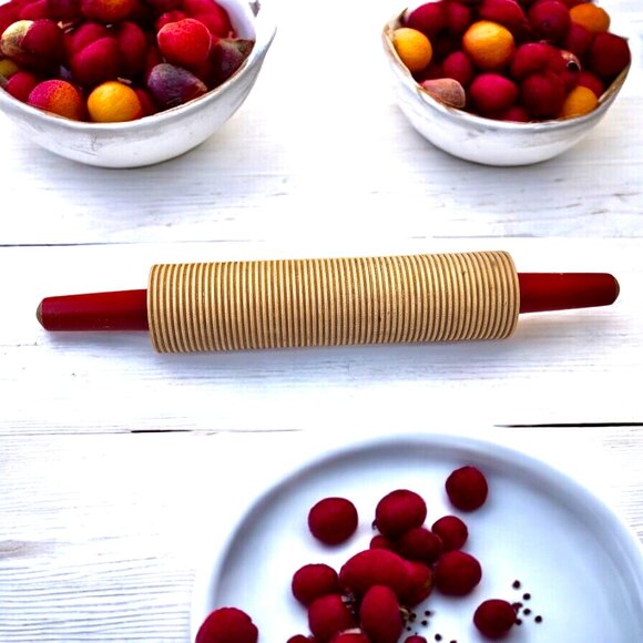 Wood Textured Rolling Pin Norwegian Lefse Flatbread with Red Handles - Picture 2 of 11